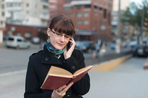 Young woman reading a book in City — Stock Photo, Image