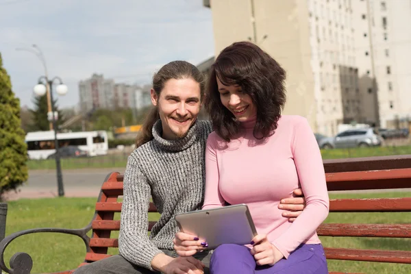 Trendy genç öğrenciler iki tablet kullanarak şehir içinde — Stok fotoğraf