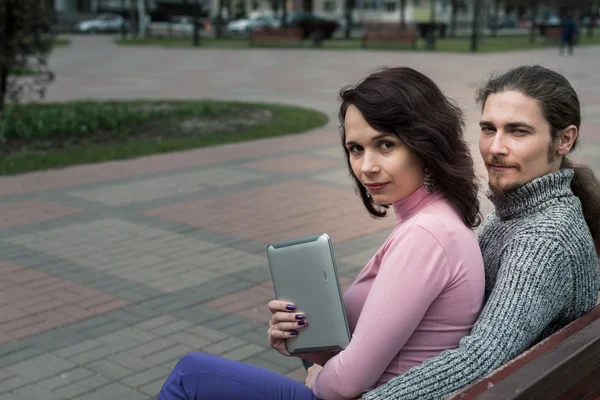 Trendy giovani studenti coppia in città utilizzando tablet — Foto Stock