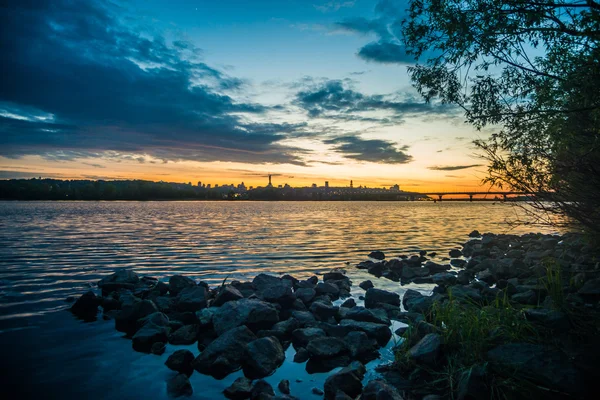 Visa på Drepr Dnepr och stadsbilden på kvällen i Kiev, Ukraina — Stockfoto