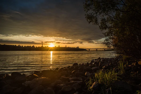 Vista del río Drepr Dnieper y paisaje urbano por la noche en Kiev, Ucrania — Foto de Stock