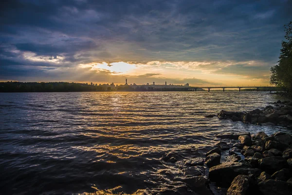 Blick auf den Dnjepr und das Stadtbild am Abend in Kiew, Ukraine — Stockfoto