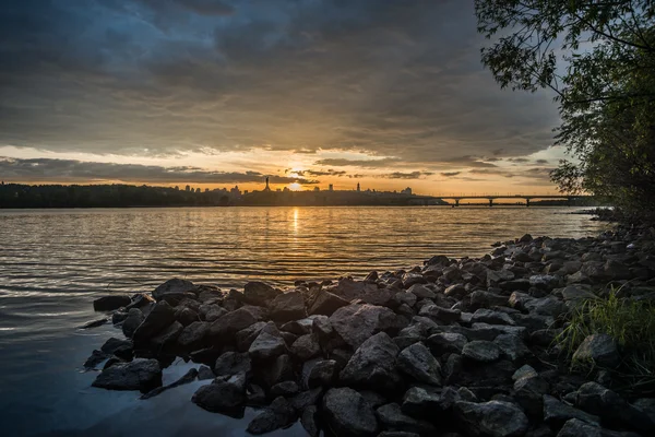 Visa på Drepr Dnepr och stadsbilden på kvällen i Kiev, Ukraina — Stockfoto