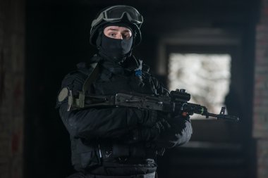 Tam asker airsoft strikeball oynarken otomatik silahlarla donatılmış