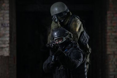 Tam asker airsoft strikeball oynarken otomatik silahlarla donatılmış