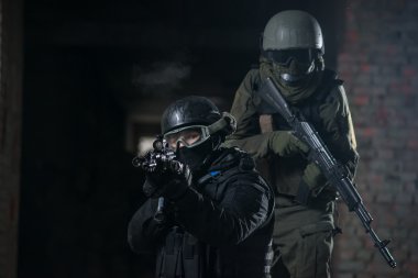 Tam asker airsoft strikeball oynarken otomatik silahlarla donatılmış
