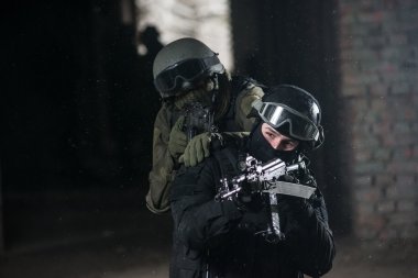 Tam asker airsoft strikeball oynarken otomatik silahlarla donatılmış