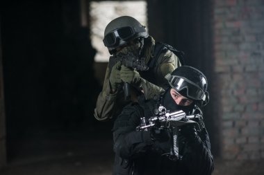 Tam asker airsoft strikeball oynarken otomatik silahlarla donatılmış