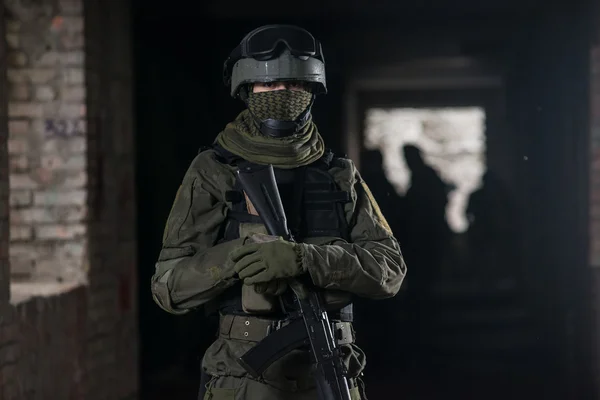 Tam asker airsoft strikeball oynarken otomatik silahlarla donatılmış