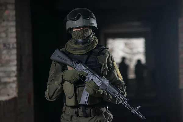 Tam asker airsoft strikeball oynarken otomatik silahlarla donatılmış