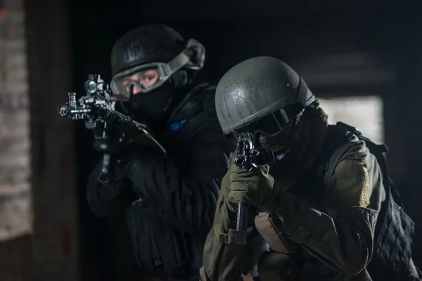 Tam asker airsoft strikeball oynarken otomatik silahlarla donatılmış