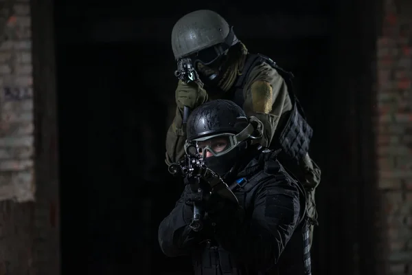 Plně vybavené vojenské muži s automatickými zbraněmi hrát airsoft strikeball — Stock fotografie