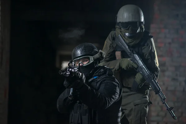 Tam asker airsoft strikeball oynarken otomatik silahlarla donatılmış
