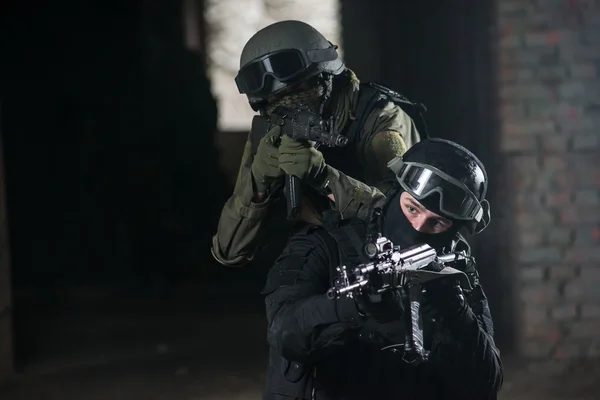 Militares totalmente equipados con armas automáticas que juegan béisbol blando —  Fotos de Stock