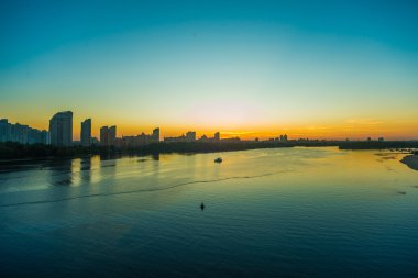 Drepr Dinyeper Nehri ve cityscape akşam Kiev, Ukrayna içinde görüntüleme