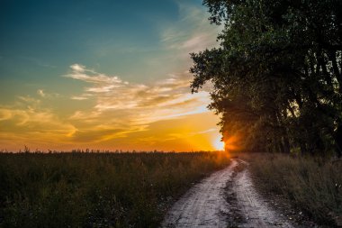 Manzara günbatımı alanın üzerinde