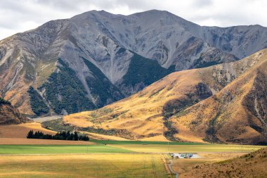 Kura Tawhiti 'deki Castle Hill otoparkının havadan görünüşü Track Arthurs geçişi Yeni Zelanda Ulusal Parkı.