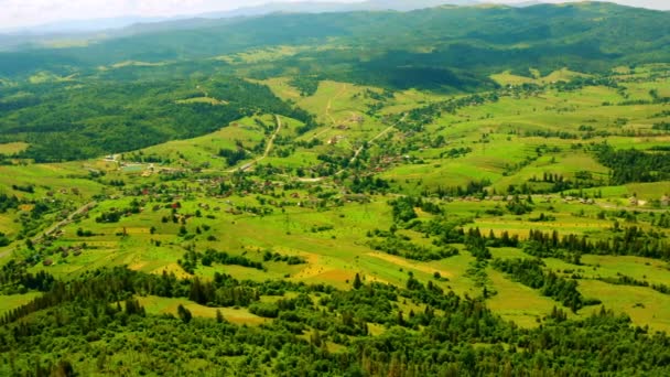 Dron lata nad wioską w górach — Wideo stockowe