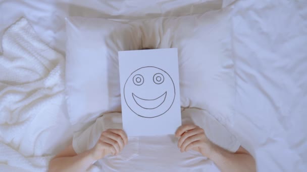 Man holding paper smiley face — Stock Video