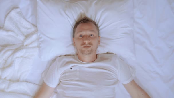 Hombre despierto en hotel — Vídeos de Stock