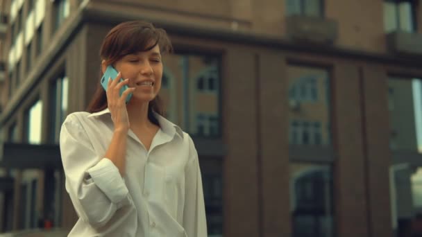 Щасливий студент розмовляє по телефону на відкритому повітрі — стокове відео