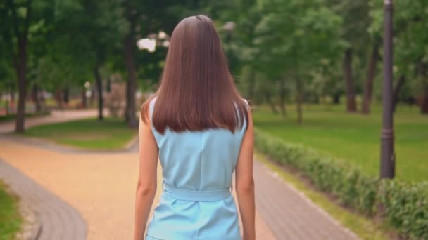 Cheerful brunette in town with green landscape — Stock Video
