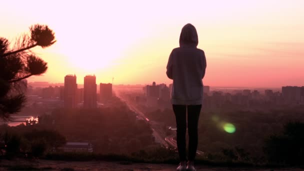 Terug uitzicht vrouw op stadsgezicht zonsopgang — Stockvideo