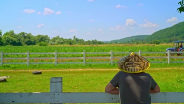 Widok z tyłu nierozpoznany rolnik w kapeluszu — Wideo stockowe