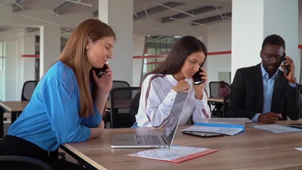 Professionelle Geschäftsleute lächeln im Telefongespräch — Stockvideo