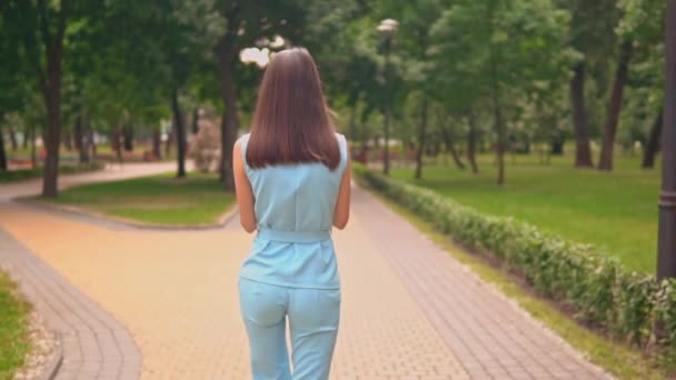 Nepoznatelná žena bavit venku zpomalený pohyb — Stock video