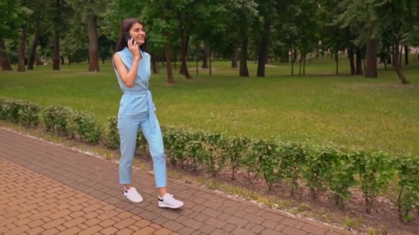 Žena mluví telefonicky na ulici — Stock video