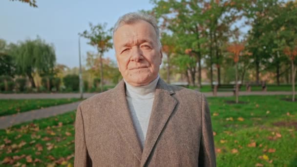 Åldrade kaukasiska man porträtt — Stockvideo