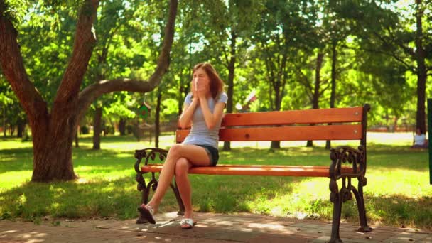 Женщина с сезонной аллергией на открытом воздухе — стоковое видео