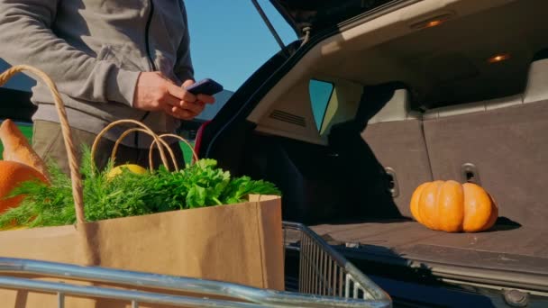 Zákazník drží mobil v blízkosti auta — Stock video