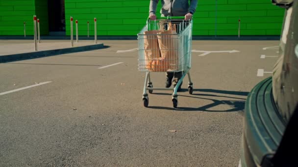 Kupující s nákupním vozíkem v blízkosti obchodu — Stock video