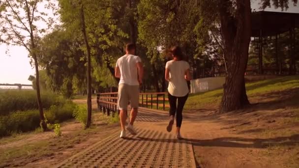 Běžci běžící při východu slunce — Stock video
