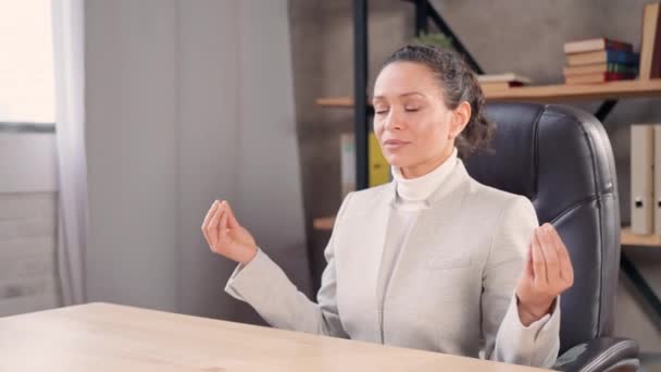Meditation für erwachsene Geschäftsfrau — Stockvideo