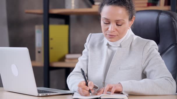 Empresária adulta no local de trabalho — Vídeo de Stock