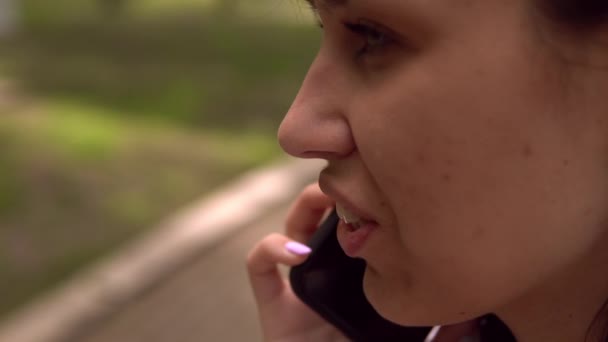 B roll profili kadın cep telefonuyla sohbet ediyor — Stok video