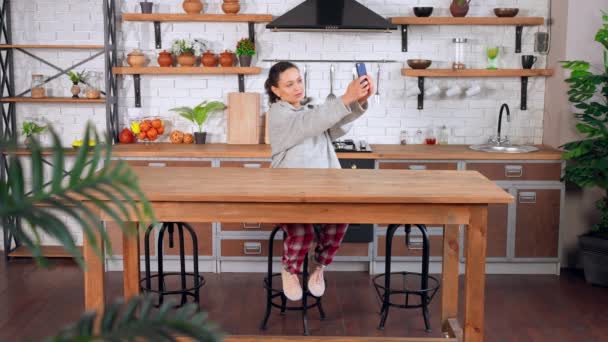 Glimlachende vrouw poseren delen foto in sociale media — Stockvideo