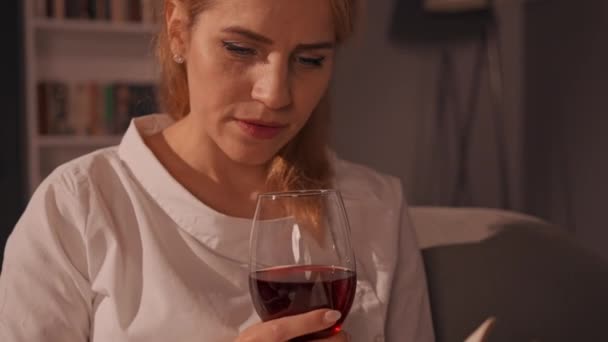 Біла жінка проводить вечір у квартирі — стокове відео