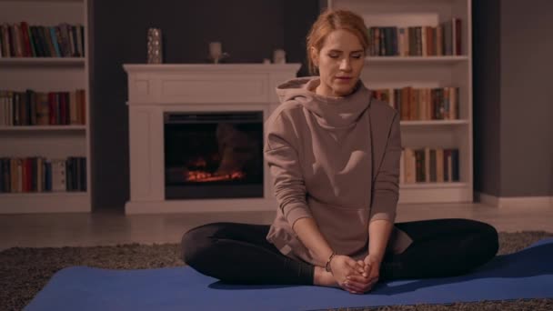 Feminino fazendo ioga no apartamento — Vídeo de Stock