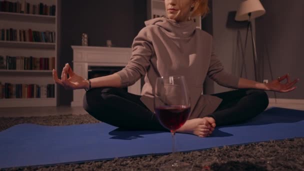 Žena dělá jógu pózuje uvnitř — Stock video