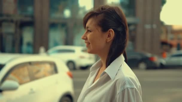Close-up vrolijke zakenvrouw gaat buiten — Stockvideo