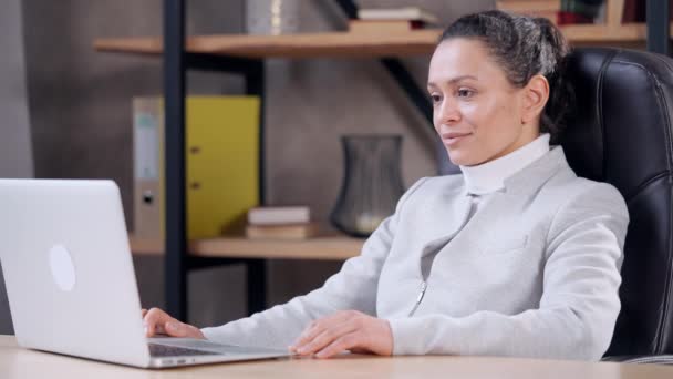 Empregado alegre posando no espaço de trabalho — Vídeo de Stock