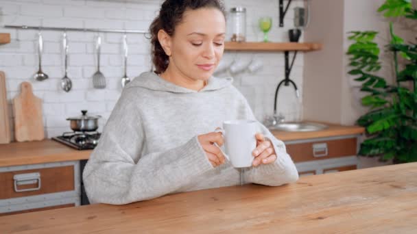 Morena saborear café no apartamento — Vídeo de Stock