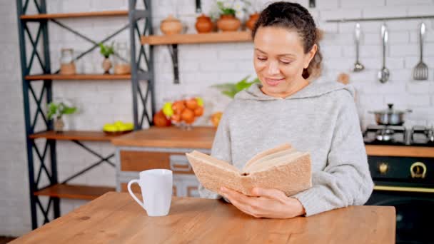 Γυναίκα διαβάσει το βιβλίο για την κουζίνα — Αρχείο Βίντεο