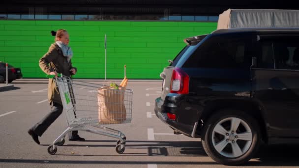 Client féminin sur l'aire de stationnement près du magasin — Video