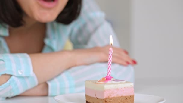 Brunette celebrating date of birth — Stock Video