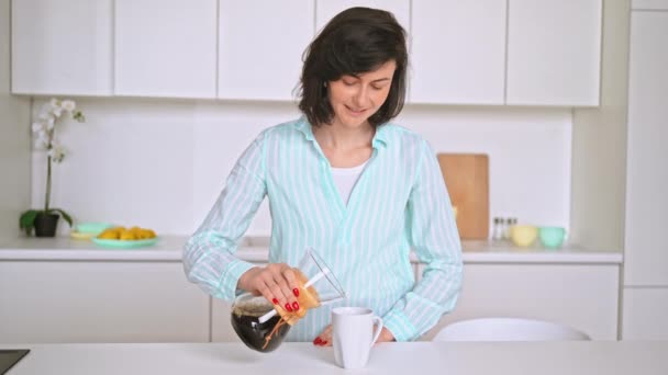 Cheerful female holding pour-over coffee maker — Stockvideo